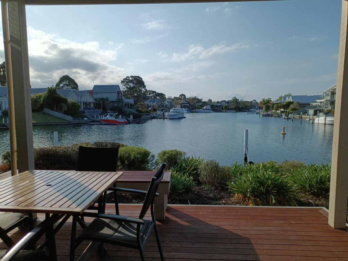 Captains Cove Resort - Waterfront Apartments Paynesville Exteriör bild