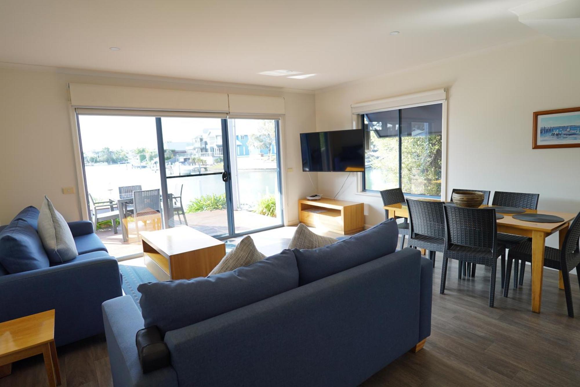 Captains Cove Resort - Waterfront Apartments Paynesville Exteriör bild