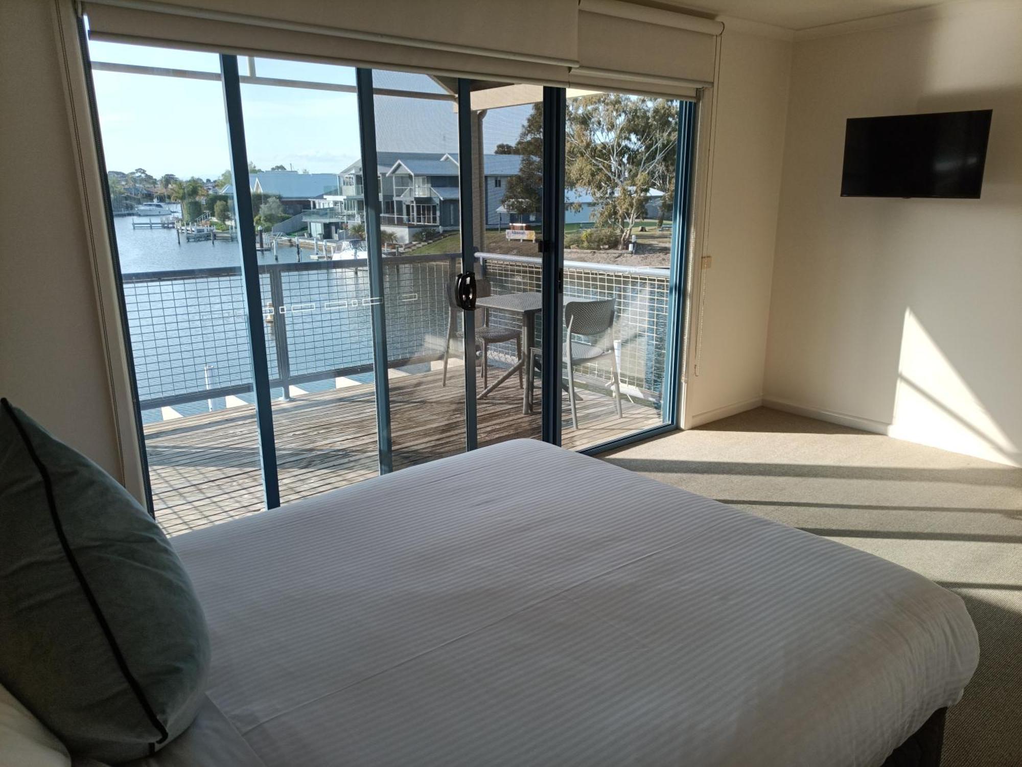 Captains Cove Resort - Waterfront Apartments Paynesville Exteriör bild
