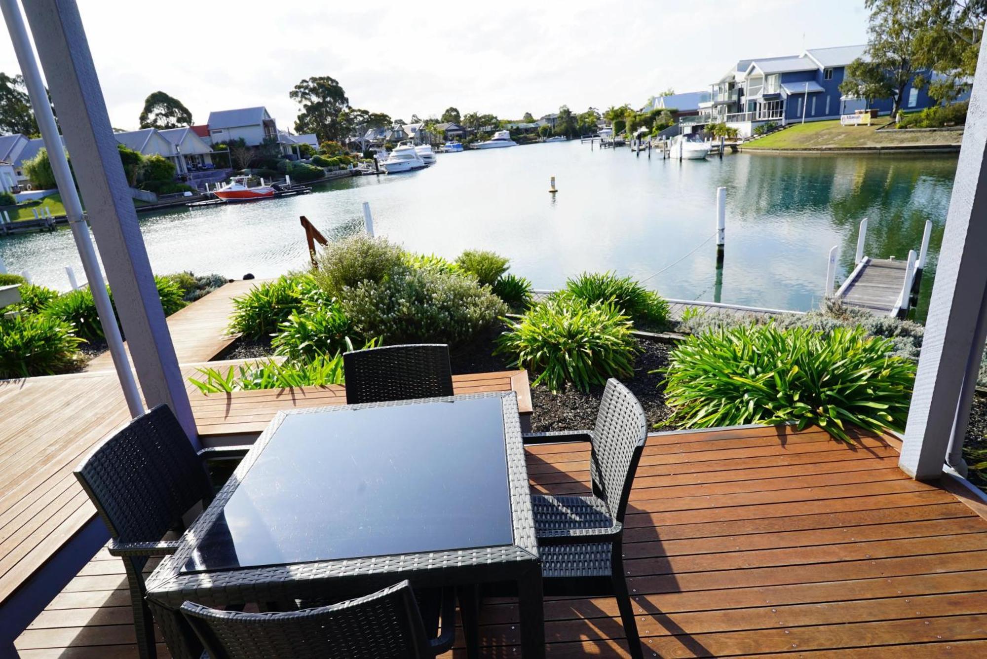 Captains Cove Resort - Waterfront Apartments Paynesville Exteriör bild