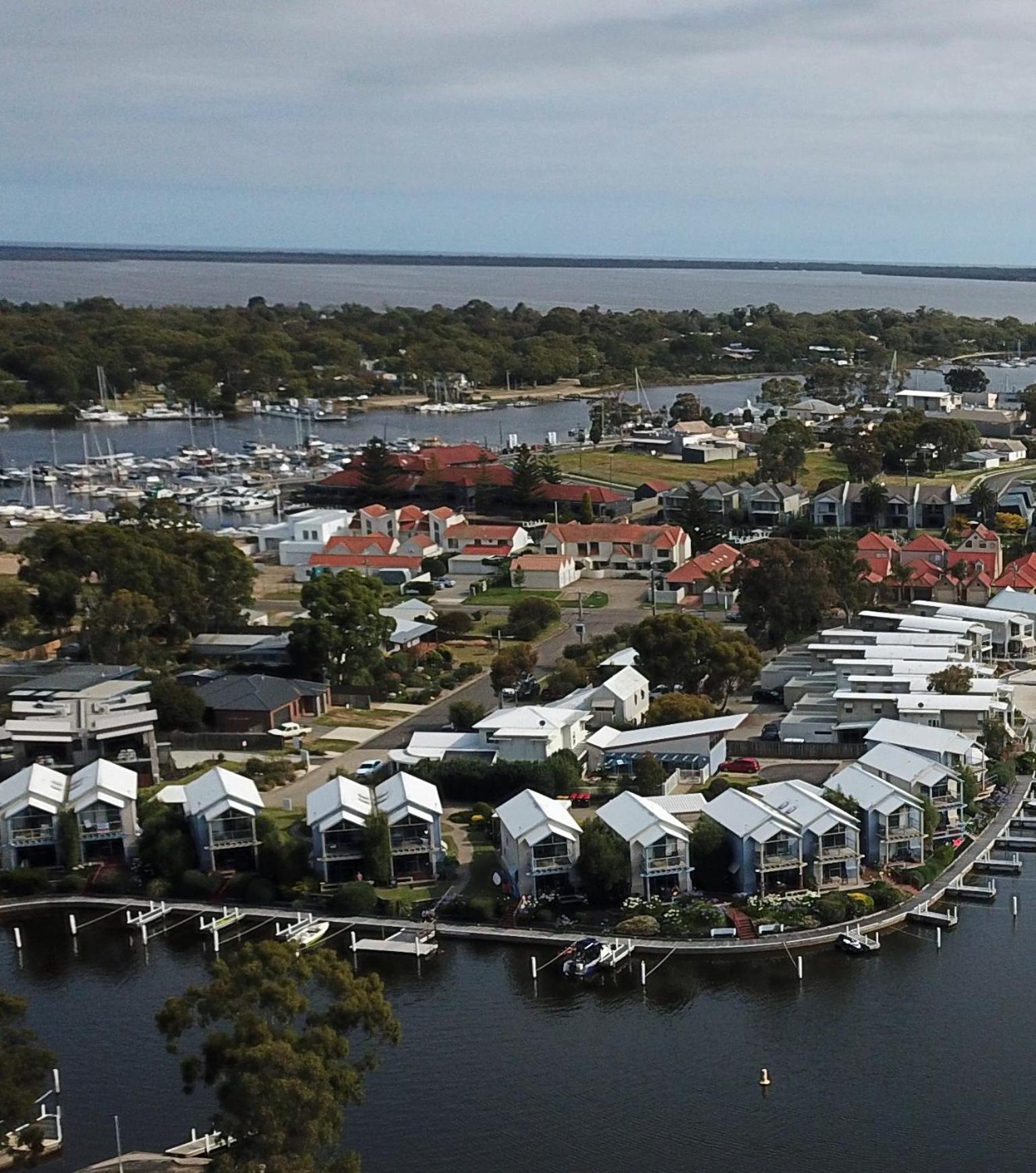 Captains Cove Resort - Waterfront Apartments Paynesville Exteriör bild