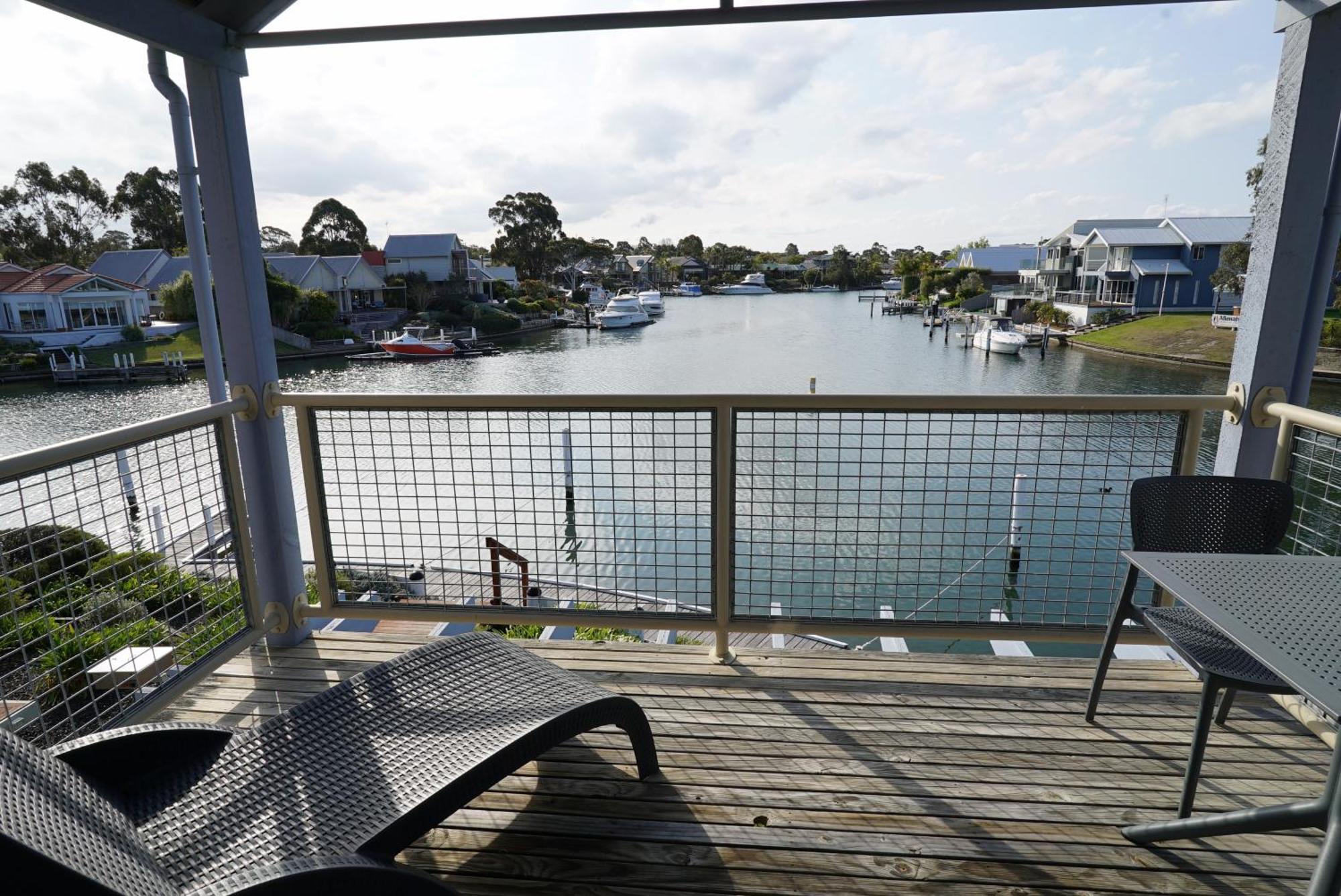 Captains Cove Resort - Waterfront Apartments Paynesville Exteriör bild